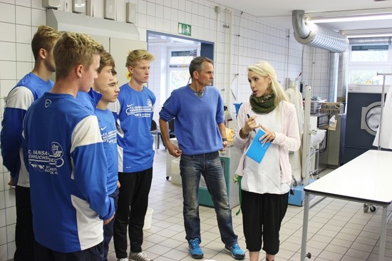 Frauke Hartmann erläutert den Ablauf in der Wäscherei