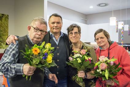 Herr Johannisson (2. von links) gratuliert den Jubilaren.