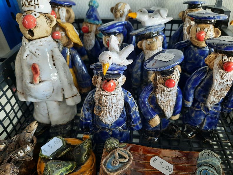 Keramikfiguren aus der Produktion der Rostocker DRK Werkstätten