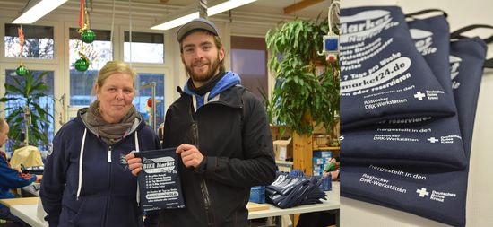 Jutta Boldt und Philipp Heyna präsentieren eine Tasche