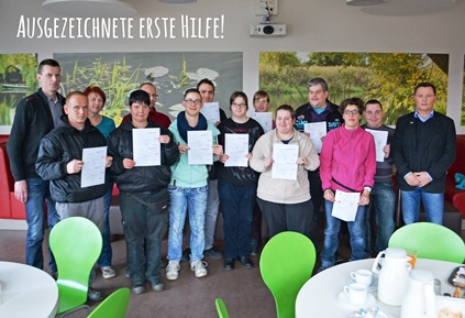 Die Übergabe der Zertifikate an die Teilnehmer des Erste-Hilfe-Kurses