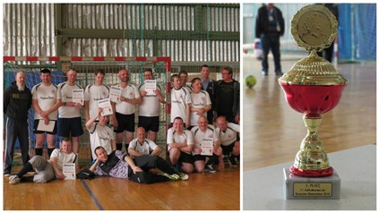 Die Sieger des Turnieres und der erhaltene Pokal