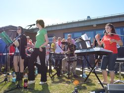 Die Nordschwalben spielen auf dem Sommerfest.