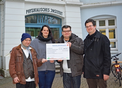 Einrichtungsleiterin Katja Klasen nimmt die Spende in Empfang