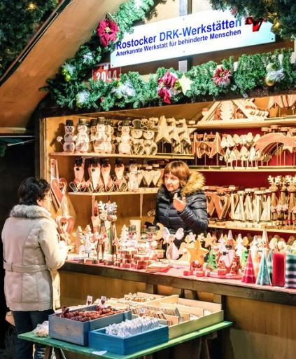 Stand des Weihnachstsmarktes der Rostocker DRK Werkstätten gGmbH