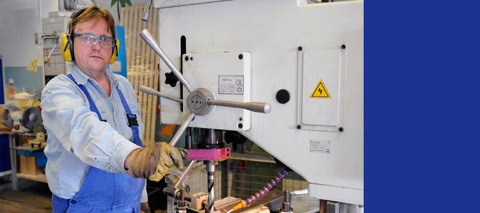 Metallbearbeitung- bohren, sägen, fräsen, zuschneiden und entgraten in der Rostocker DRK Werkstätten gGmbH