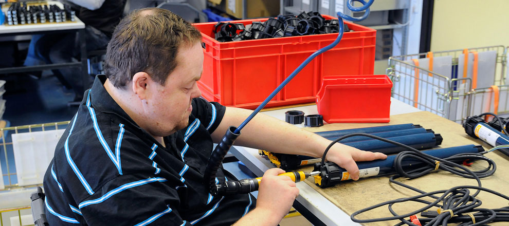 Konfektionierung von Elektroantrieben in der Rostocker DRK Werkstätten gGmbH