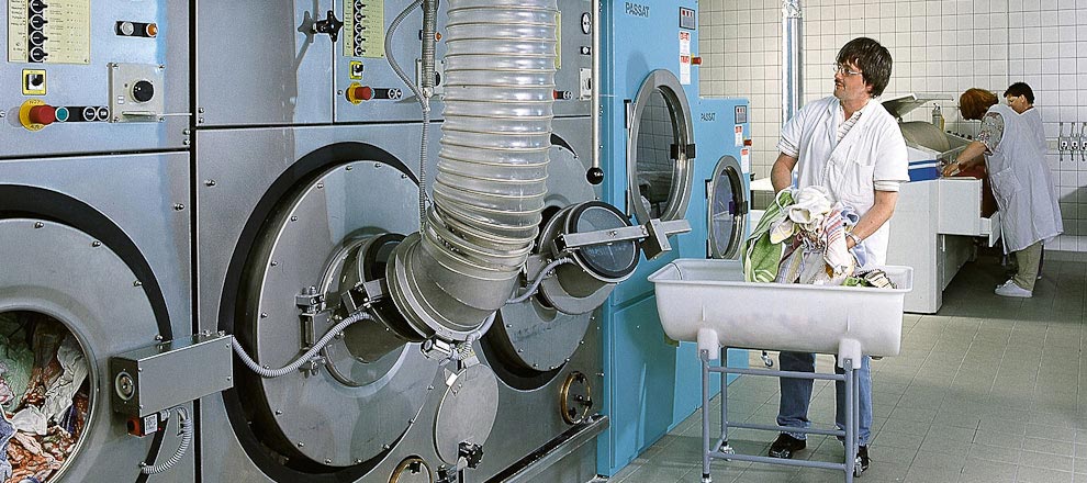 Vor den Industriewaschmaschinen in der Wäscherei der Rostocker-DRK Werkstätten